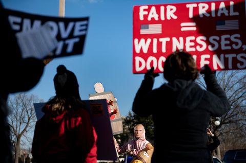 Impeachment - Demonstranten fordern die Freigabe von Zeugen und Dokumenten