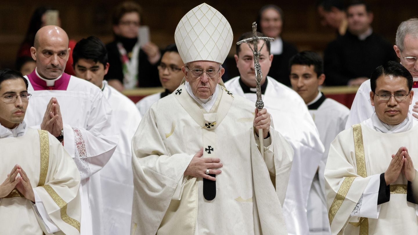 Papst Franziskus hält eine Messe im Petersdom 