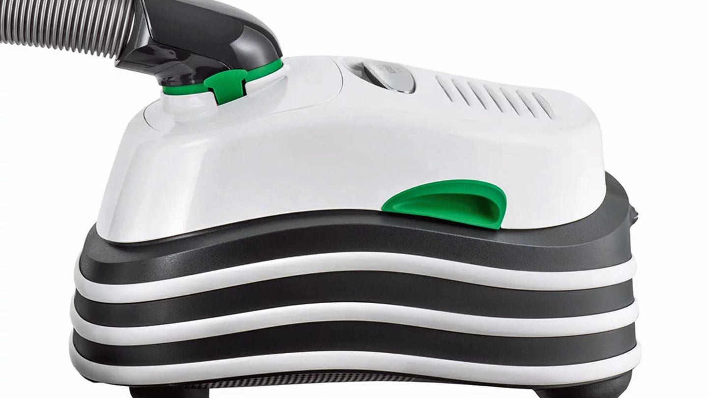 Vorwerk  Kobold VT300 mit Elektrobürste EB 400 Elektrobürste  Mit der Note "Gut" – 2,0 – wurde der Vorwerk Testsieger. Er punktet mit den klassischen Werten der Marke wie Langlebigkeit und gutem Qualitätseindruck. Dafür ist das Gerät – wie ebenfalls von Vorwerk gewohnt - sehr teuer: 930 Euro inklusive der Elektrobürste. Das ist keine Kleinigkeit. Der VT300 ist allerdings das Herzstück eines modularen Systems und kann mit vielen Zusatzteilen etwa zum Wischen erweitert werden.  Der Vorwerk saugt auf Teppich am besten und überzeugt beim Beseitigen von Tierhaaren. Wenn die E-Bürste arbeitet, ist der VT300 allerdings sehr laut. Außerdem ist das Gerät mit neun Kilogramm sehr schwer.