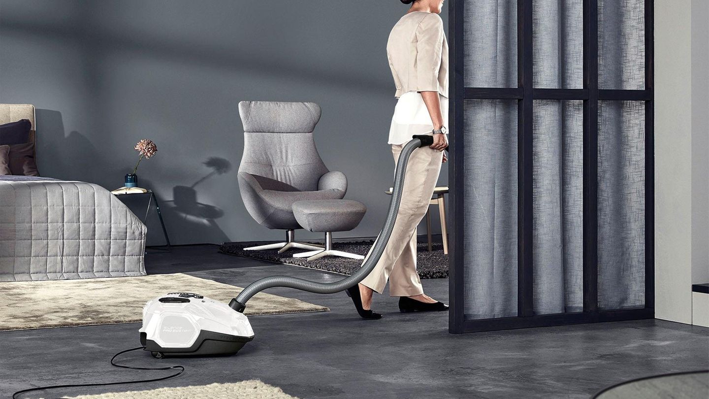 AEG VX7-2-IW-S   Das zweitplatzierte Beutelgerät kommt von AEG. Mit der Gesamtnote 2,1 liegt es noch vor dem besten beutellosen Gerät von Bosch. Mit einem Preis von 141 Euro ist dieser Sauger der klare Preis-Leistungs-Sieger. Nur bei den Tierhaaren kann der Sauger von AEG nicht mit den Geräten von Vorwerk und Bosch mithalten. Mit nur 5,7 Kilogramm ist er der leichteste Sauger im Test. Für Senioren ist das Gewicht eine wichtige Teildisziplin. Vor allem trifft das dann zu, wenn Treppen in der Wohnung zu bewältigen sind.