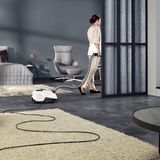 AEG VX7-2-IW-S   Das zweitplatzierte Beutelgerät kommt von AEG. Mit der Gesamtnote 2,1 liegt es noch vor dem besten beutellosen Gerät von Bosch. Mit einem Preis von 141 Euro ist dieser Sauger der klare Preis-Leistungs-Sieger. Nur bei den Tierhaaren kann der Sauger von AEG nicht mit den Geräten von Vorwerk und Bosch mithalten. Mit nur 5,7 Kilogramm ist er der leichteste Sauger im Test. Für Senioren ist das Gewicht eine wichtige Teildisziplin. Vor allem trifft das dann zu, wenn Treppen in der Wohnung zu bewältigen sind.