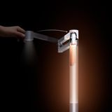 So arbeitet der moderne "Lampenschirm" - der Lichtkopf wird auf das Standrohr geschwenkt. Dann strahlt das Licht diffus aus dem Rohr ab.