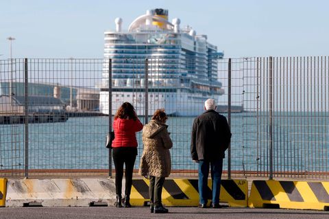 Die Costa Smeralda liegt im Hafen von Civitavecchia
