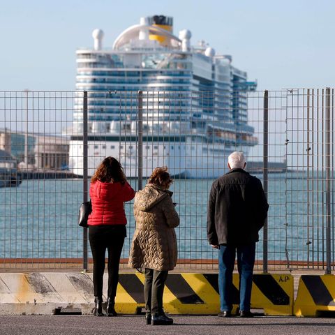 Die Costa Smeralda liegt im Hafen von Civitavecchia