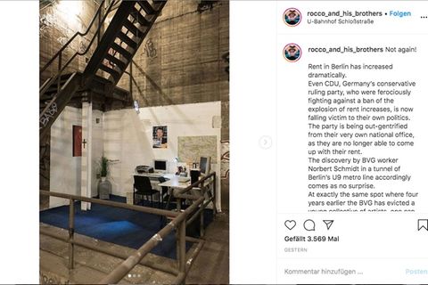 Ein Screenshot des Instagram-Posting. Blauer Teppich, Schreibtische, Computer im Tunnel neben einer Treppe