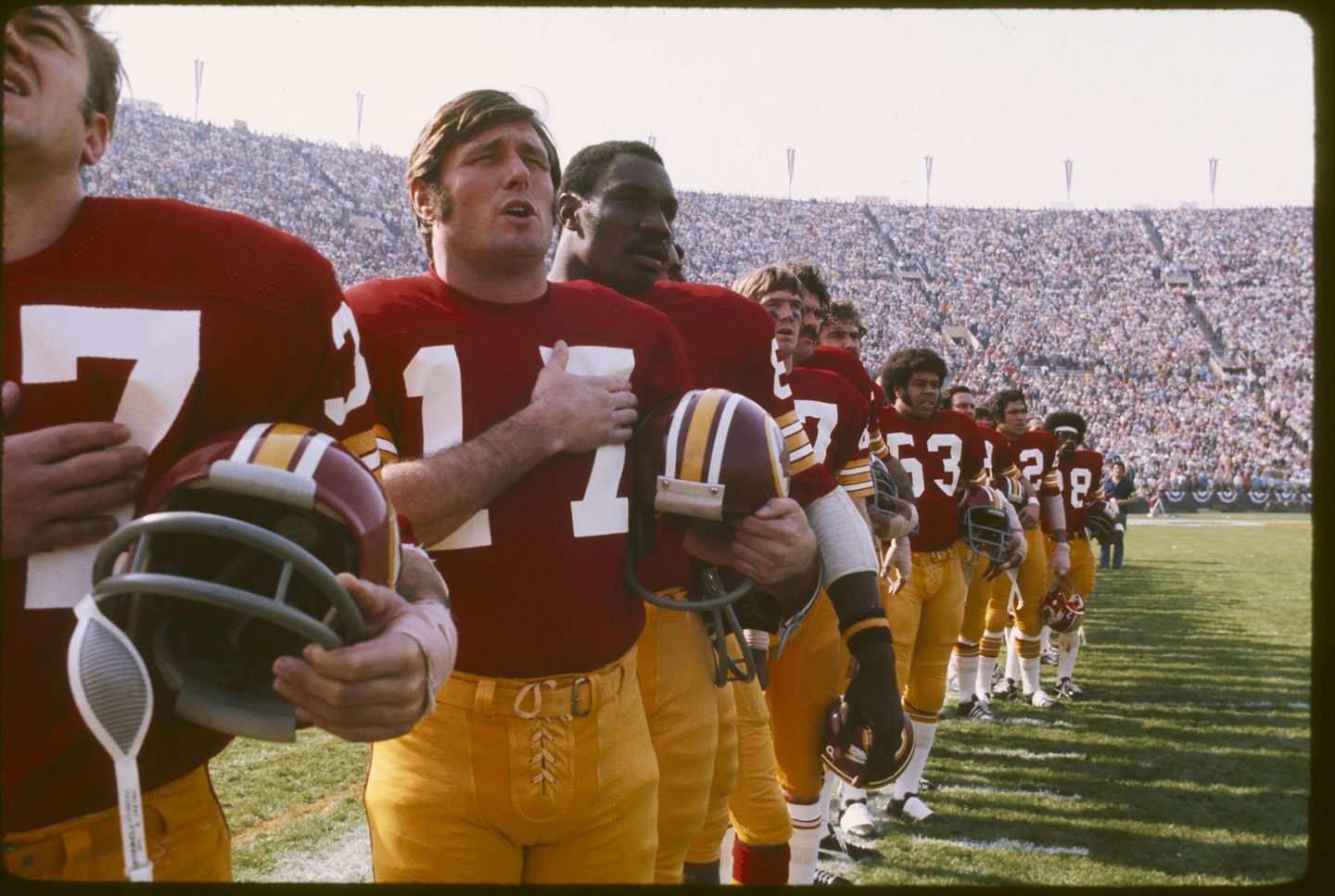 Spieler der Washington Redskins singen die Nationalhymne