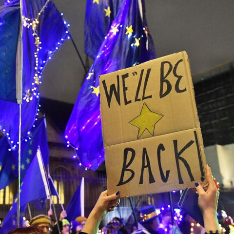 Demonstranten protestieren vor dem britischen Parlament gegen den Brexit mit einem Schild mit der Aufschrift "We'll be beack"