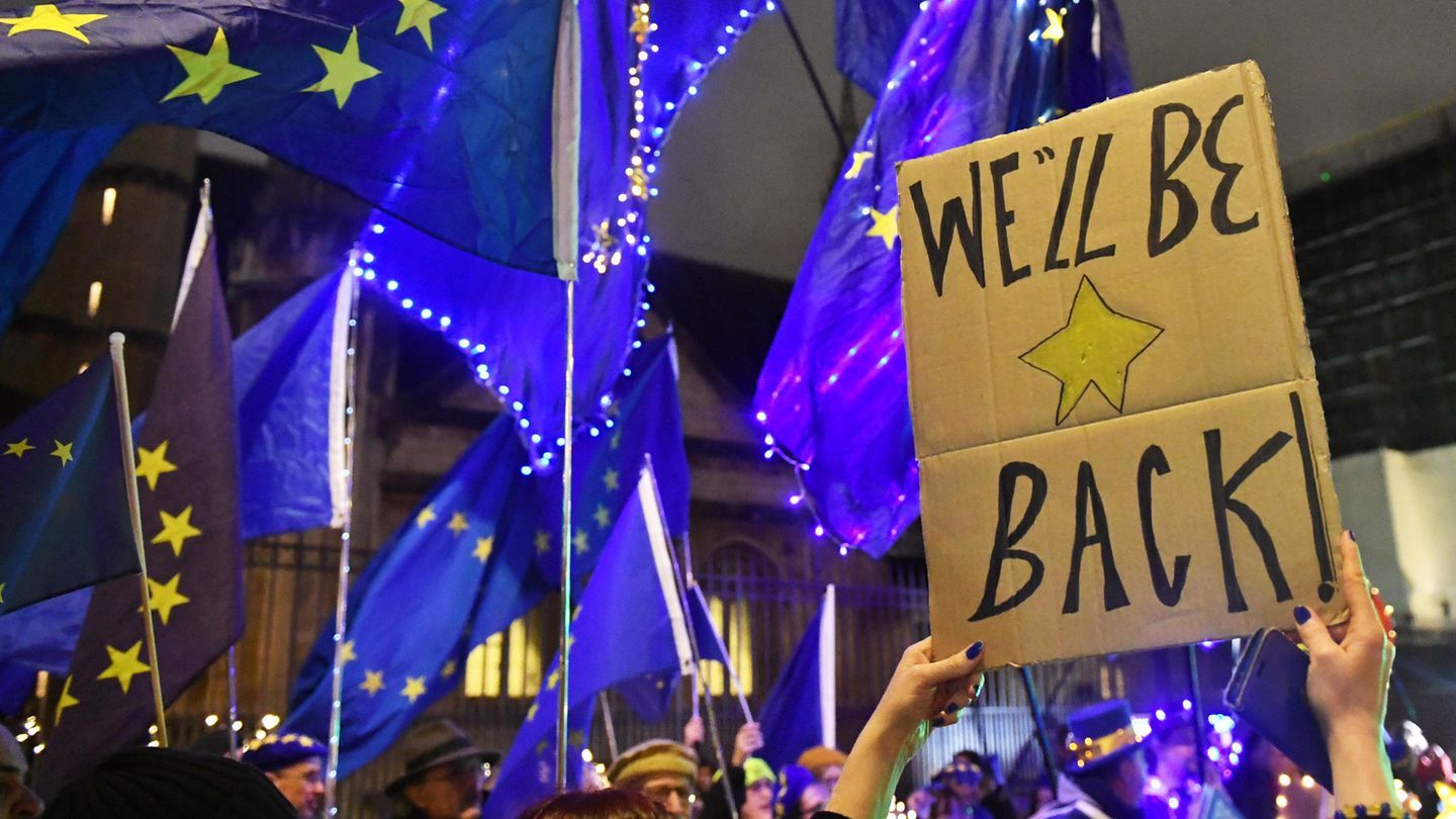 Demonstranten protestieren vor dem britischen Parlament gegen den Brexit mit einem Schild mit der Aufschrift "We'll be beack"