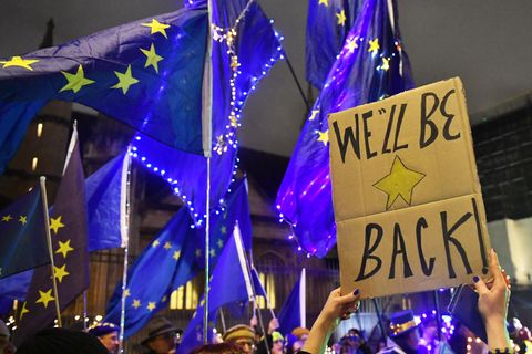 Demonstranten protestieren vor dem britischen Parlament gegen den Brexit mit einem Schild mit der Aufschrift "We'll be beack"