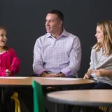 Bei Toyota sinnieren Sportler, wie der ehemalige Quarterback Kurt Warner zusammen mit ihren Kindern über das Vater-Sein