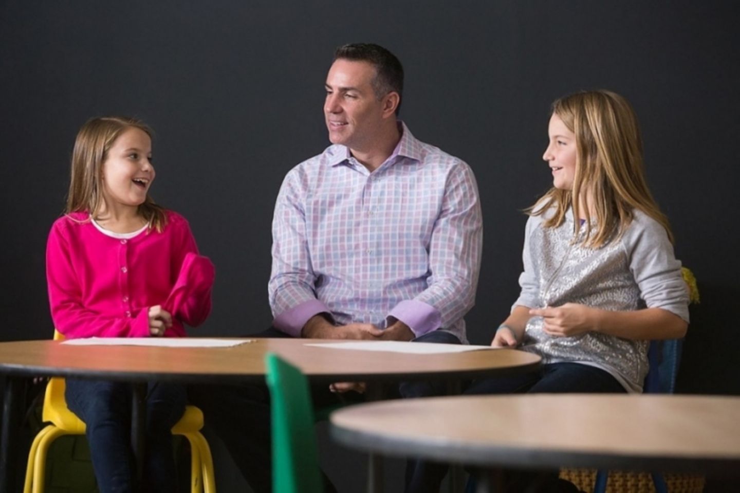 Bei Toyota sinnieren Sportler, wie der ehemalige Quarterback Kurt Warner zusammen mit ihren Kindern über das Vater-Sein