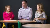 Bei Toyota sinnieren Sportler, wie der ehemalige Quarterback Kurt Warner zusammen mit ihren Kindern über das Vater-Sein