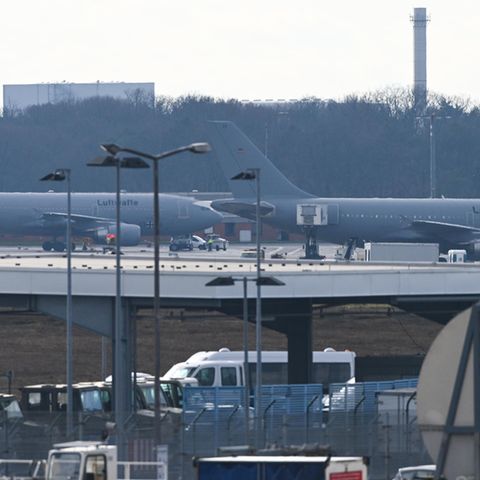 Köln: Zwei Flugzeuge der Bundeswehr stehen auf dem militärischen Teil des Flughafens Köln-Wahn kurt vor dem Anflug nach China