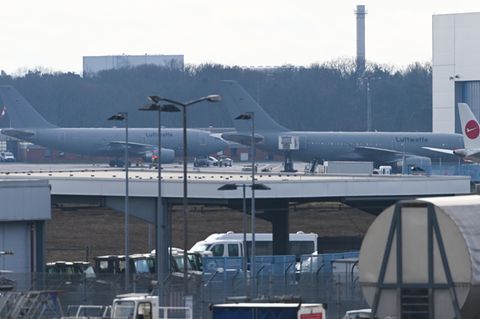 Köln: Zwei Flugzeuge der Bundeswehr stehen auf dem militärischen Teil des Flughafens Köln-Wahn kurt vor dem Anflug nach China