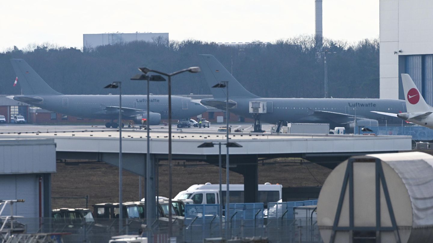 Köln: Zwei Flugzeuge der Bundeswehr stehen auf dem militärischen Teil des Flughafens Köln-Wahn kurt vor dem Anflug nach China