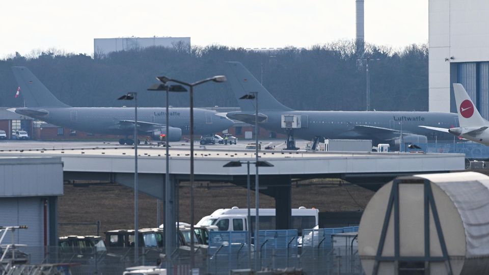 Köln: Zwei Flugzeuge der Bundeswehr stehen auf dem militärischen Teil des Flughafens Köln-Wahn kurt vor dem Anflug nach China Köln: Zwei Flugzeuge der Bundeswehr stehen auf dem militärischen Teil des Flughafens Köln-Wahn kurt vor dem Anflug nach China