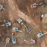 Die unterschiedliche Lackierung der Maschinen zeigt, dass sie nicht von einer Firma stammen. 