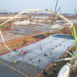 Ganz unten liegen Isolationsmatten, darauf wird die Bodenplatte aus Beton geschüttet.