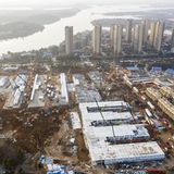 Aus der Luft erkennt man die Größe des Komplexes.