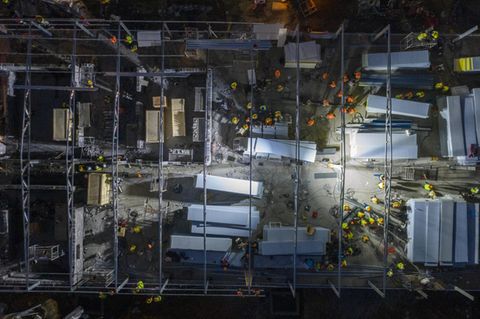 Aufgenommen aus der Drohne wirkt die Baustelle wie ein Ameisenhaufen.
