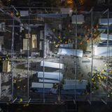 Aufgenommen aus der Drohne wirkt die Baustelle wie ein Ameisenhaufen.