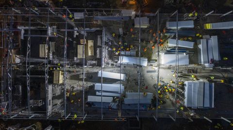 Aufgenommen aus der Drohne wirkt die Baustelle wie ein Ameisenhaufen.