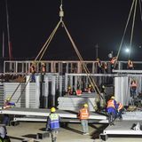 Unter der Zeitdruck ist die Montage der Module eine gefährliche Arbeit.