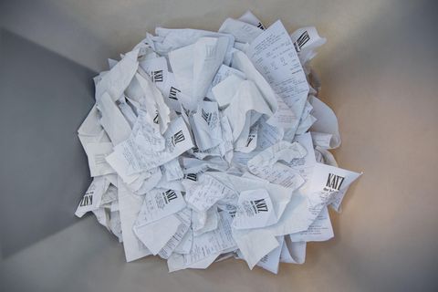 Kassenbons liegen in einer Mülltonne