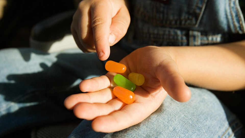 Junge Hand mit Süßigkeiten