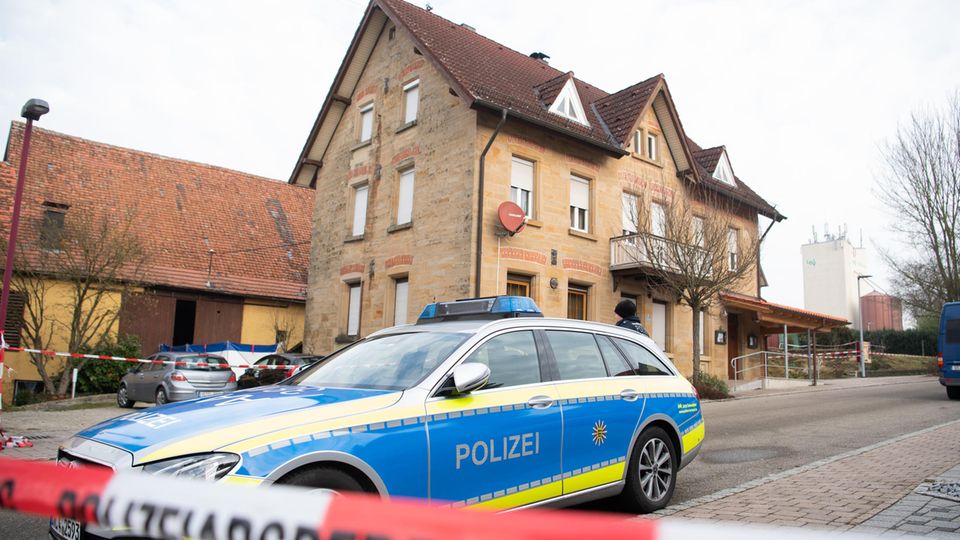 Nachrichten aus Deutschland: Ein Polizeiauto steht nach den tödlichen Schüssen am Tatort in Rot am See