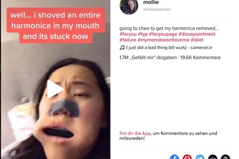 Mollie hat eine Mundharmonika quer im Mund