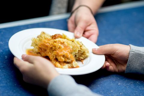 Nicht mehr als 3,50 Euro darf ein Mittagessen an Hamburgs Schulen kosten. Viel zu wenig, finden die Caterer. Die Schulbehörde vertröstet. (Symbolbild)