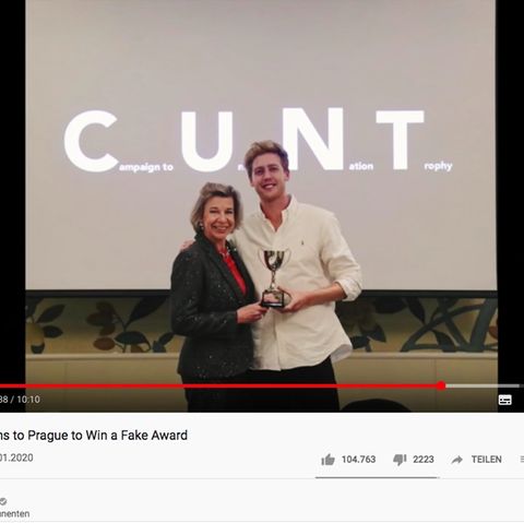 Hopkins und Pieters halten den Pokal. Hinter ihnen steht das Wort "Cunt"