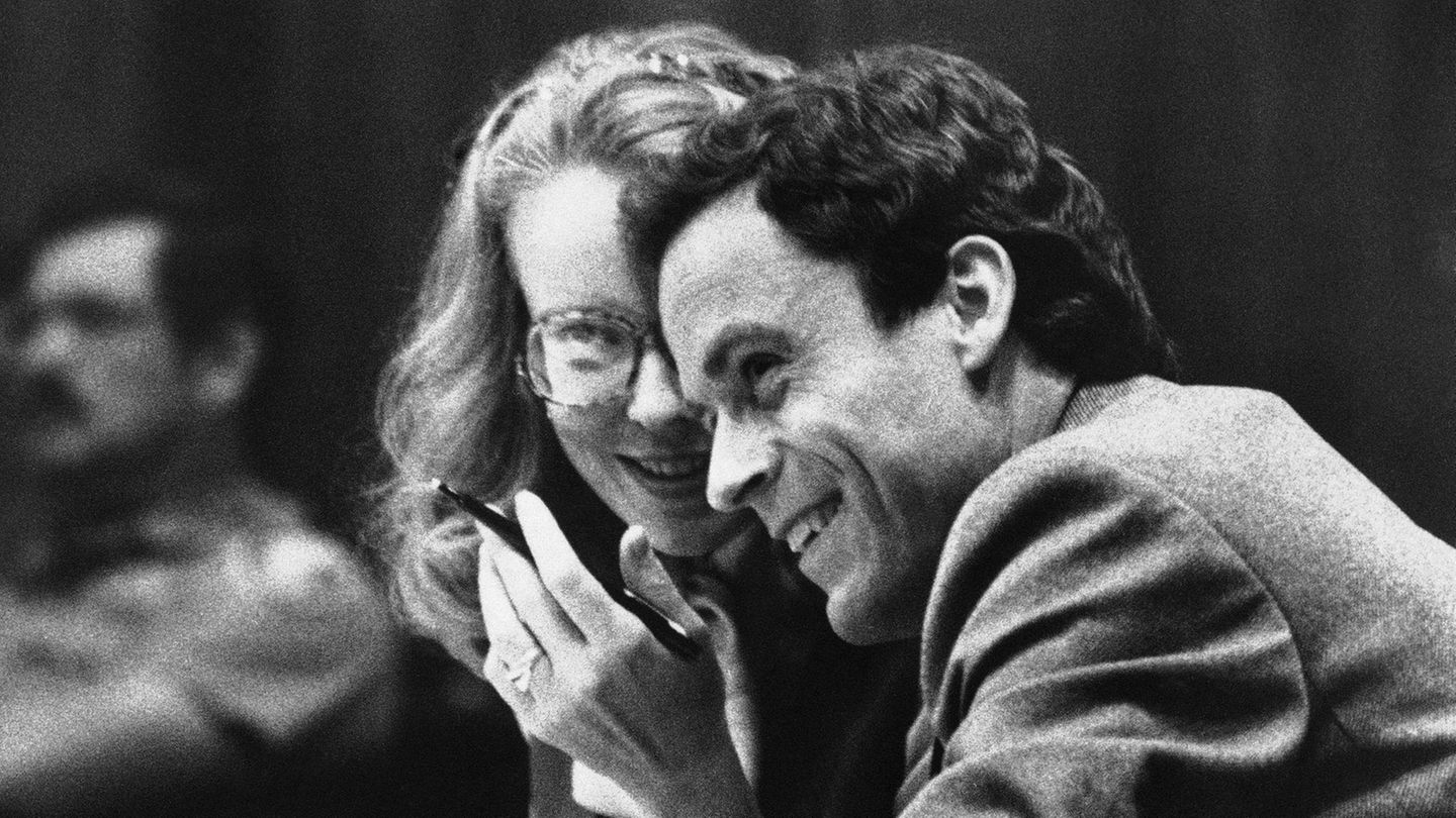 Selbst im Gerichtssaal wirkte Ted Bundy — hier an der Seite seiner Anwältin —charmant und eloquent