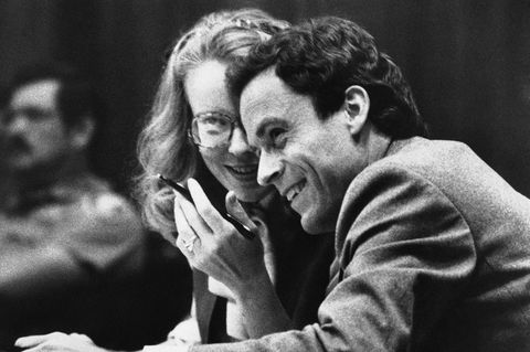 Selbst im Gerichtssaal wirkte Ted Bundy — hier an der Seite seiner Anwältin —charmant und eloquent