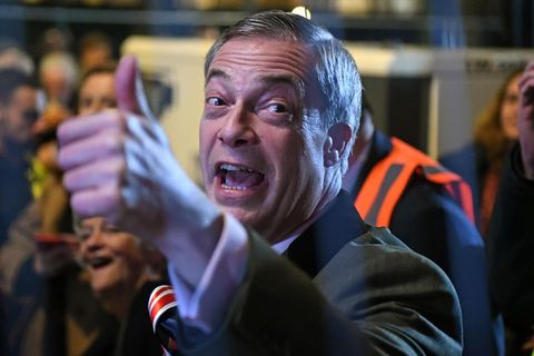 Nigel Farage feierte am Freitagabend mit Brexit-Befürwortern das Austreten seines Landes aus der EU