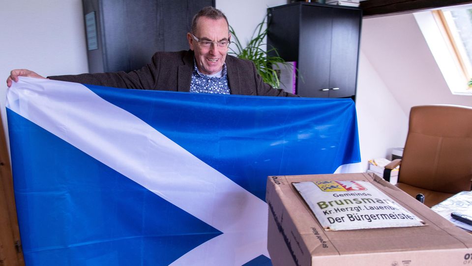 Bürgermeister Iain Macnab und sein Abschiedsgeschenk: eine schottische Nationalflagge Bürgermeister Iain Macnab und sein Abschiedsgeschenk: eine schottische Nationalflagge