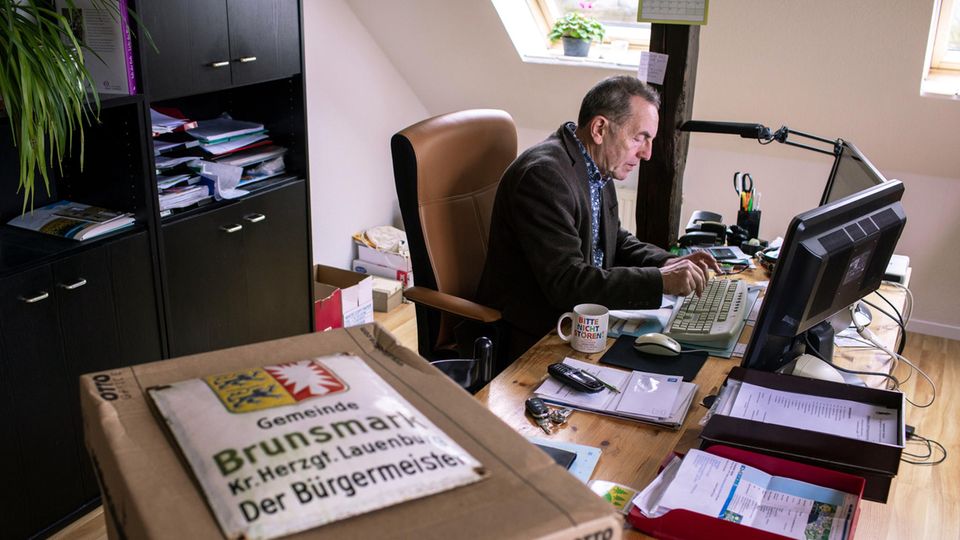 Iain Macnab an seinem letzten Arbeitstag im Büro Iain Macnab an seinem letzten Arbeitstag im Büro