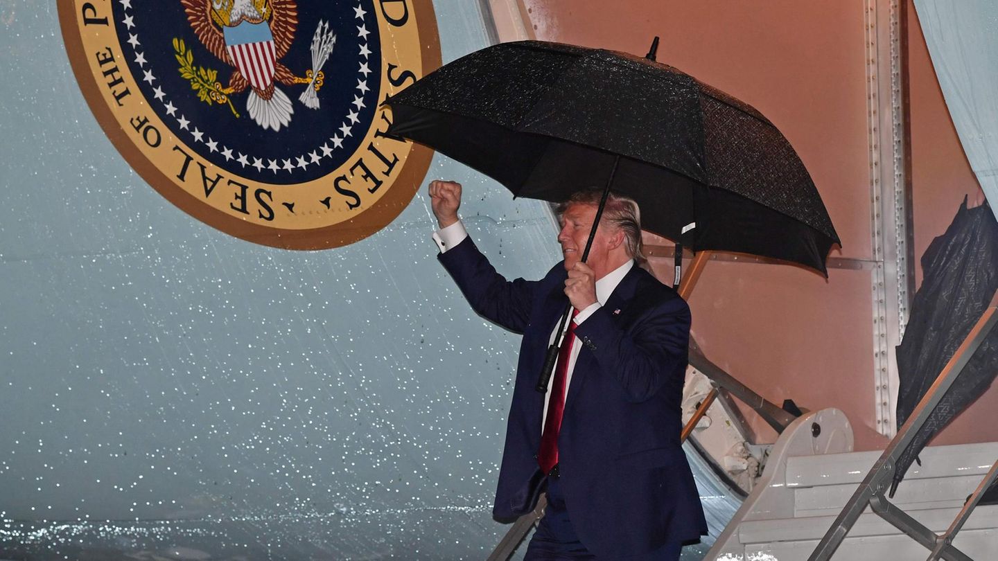 US-Präsident Donald Trump steigt aus der Air Force One