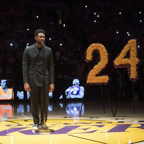 Abschied von Kobe Bryant: R&B-Sänger Usher steht auf dem Parkett des Staples Center in Los Angeles
