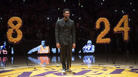 Abschied von Kobe Bryant: R&B-Sänger Usher steht auf dem Parkett des Staples Center in Los Angeles