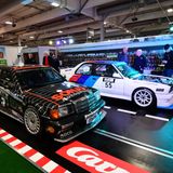 DTM-Helden von 1992/1993  sind der Mercedes-Benz 190 E der und BMW M3 mit jeweils 370 PS und 330 Km/h schnell. Als Messestand zimmerten 17 der 150 Mitglieder des Vereins Kult-Blech-Szene eine überdimensionale  100 Quadratmeter große Carrerabahn in der Halle 4.