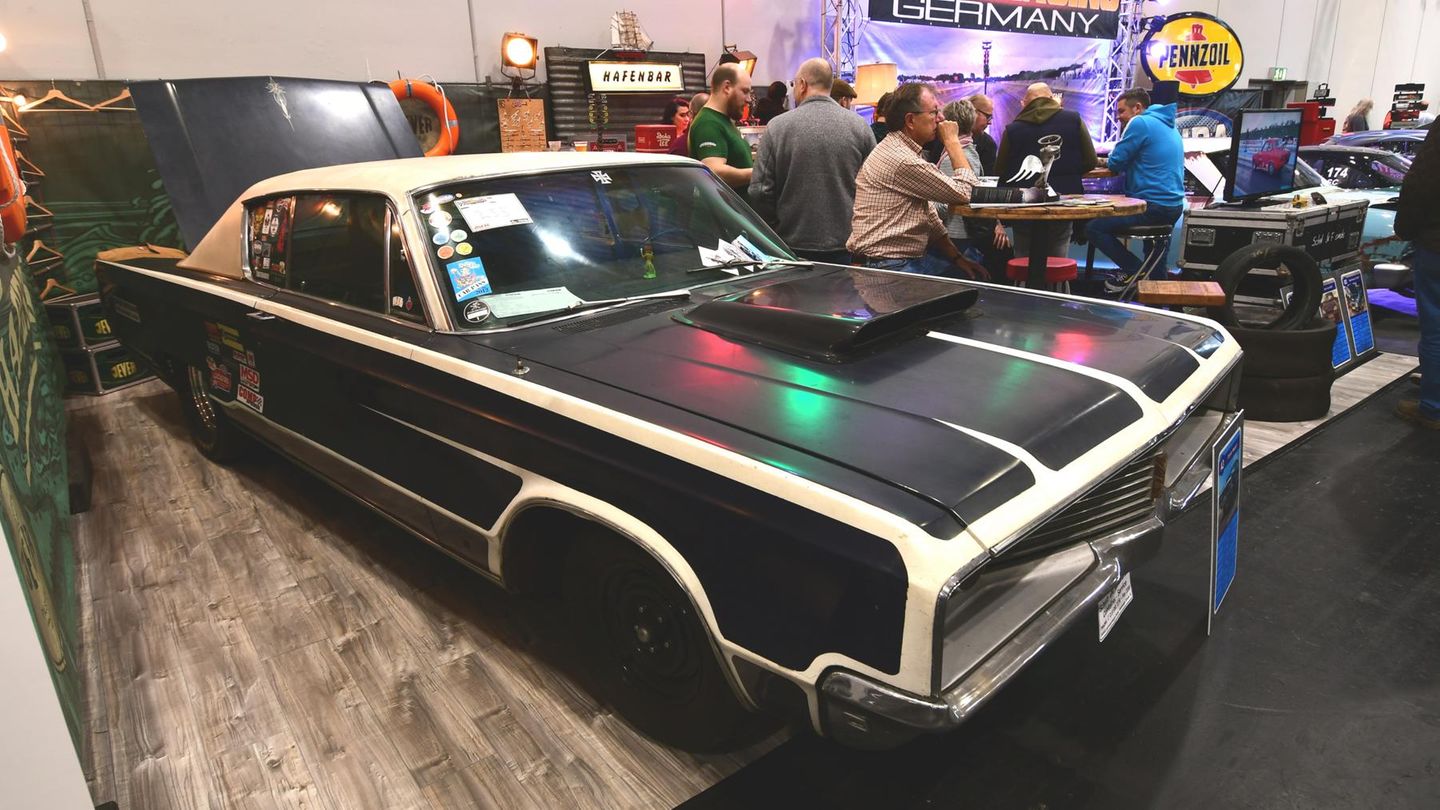 Chrysler Newport: 6,2 Liter-Hubraum, zwei Tonnen schwer, zwei Meter Breit und sechs  Meter lang.