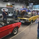 Show der Rivalen in Halle 5. Der Ford-Capri 2300 GTXL (Bj. 1969, 108 PS, 180 Km/h) und ein Opel–Manta SR 1900S  (90PS, 170 Km/h).
