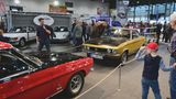 Show der Rivalen in Halle 5. Der Ford-Capri 2300 GTXL (Bj. 1969, 108 PS, 180 Km/h) und ein Opel–Manta SR 1900S  (90PS, 170 Km/h).