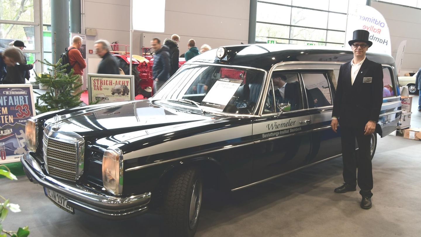 Mercedes Benz 20 D8-W115  von 1972. Ein Sonderfahrzeug mit einem Aufbau von Pollmann Karosseriewerk  Bremen. Die Daten: 60 PS, 132 Km/h. Die Länge des Laderaum beträgt 215 cm.