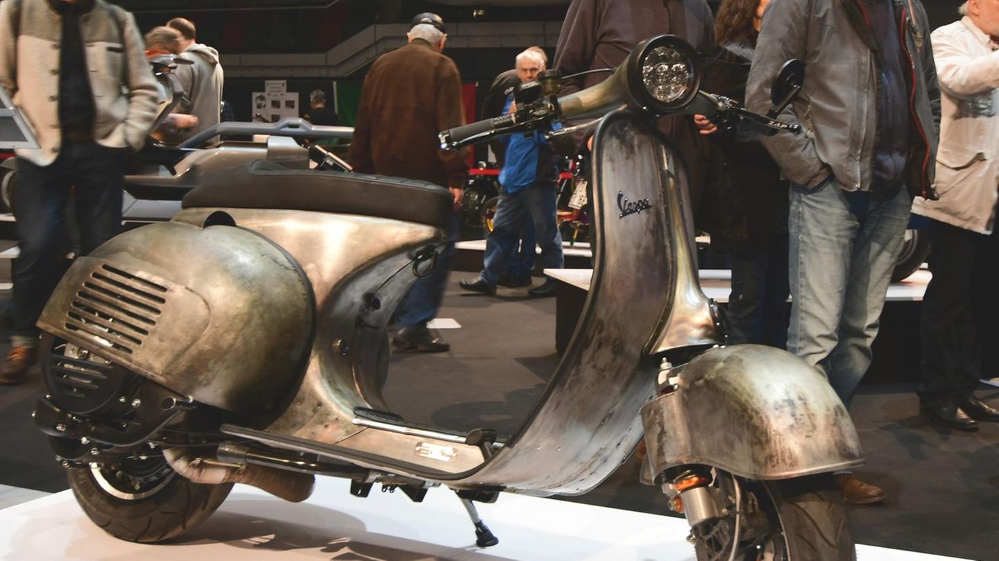 Vespa SLS 300 Custom. Die "Superlow Series" ist Handarbeit im Vintage Style. Sie basiert auf der Vespa PX-Karosserie und hat einen italienischen BFA-Motor mit rasantem Vortrieb. Das gute Stück ist auf Wolle Riehm  für den Straßenverkehr zugelassen.