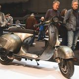 Vespa SLS 300 Custom. Die "Superlow Series" ist Handarbeit im Vintage Style. Sie basiert auf der Vespa PX-Karosserie und hat einen italienischen BFA-Motor mit rasantem Vortrieb. Das gute Stück ist auf Wolle Riehm  für den Straßenverkehr zugelassen.