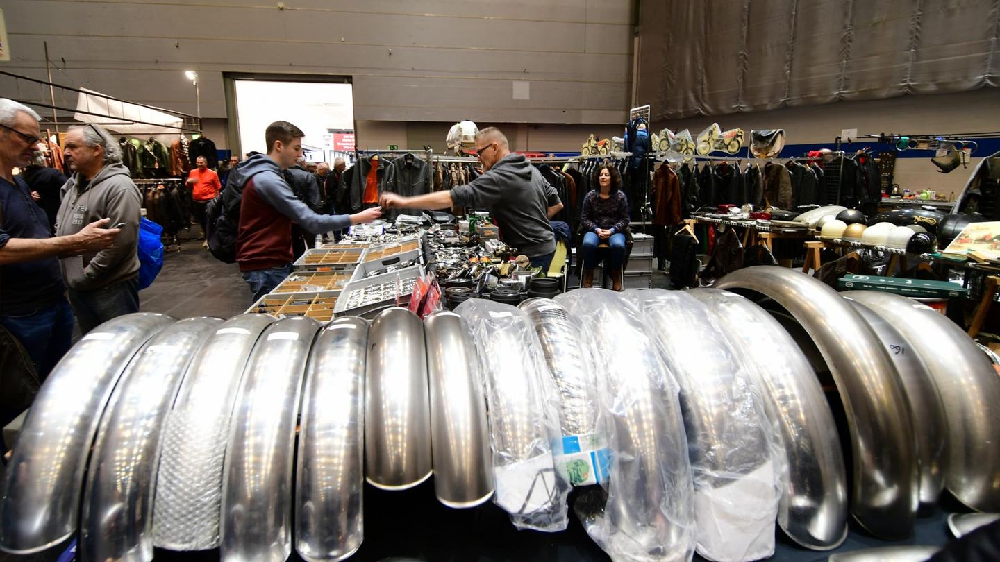 Hochbetrieb bei den 265 Teilehändlern für Oldtimer in den Messehallen.