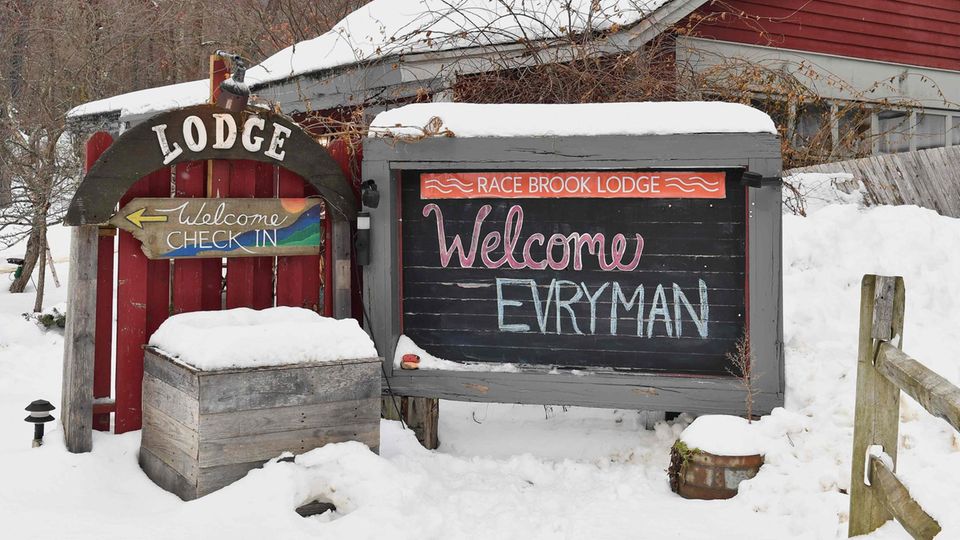 Die Männer-Selbsthilfegruppe trifft sich in einer abgelegenen Hütte Die Männer-Selbsthilfegruppe trifft sich in einer abgelegenen Hütte